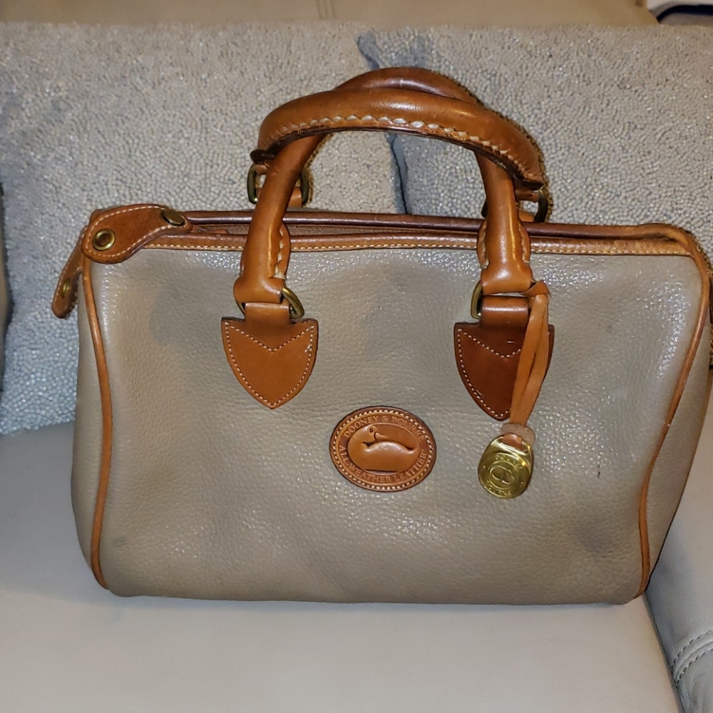 Dooney & Bourke🦆 vintage 'medicine' handbag